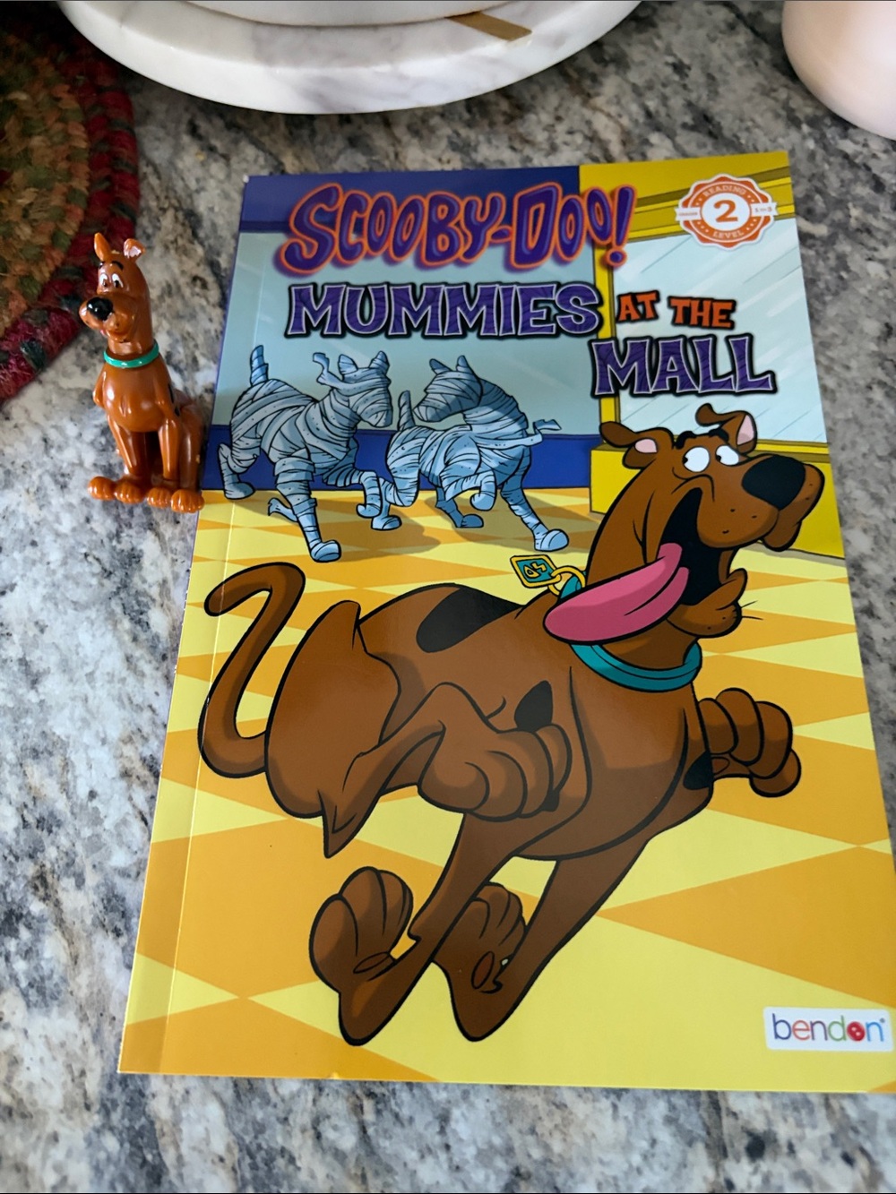 Scooby-Doo! Mummies at the Mall children’s book and Scooby -Doo figure - Brown